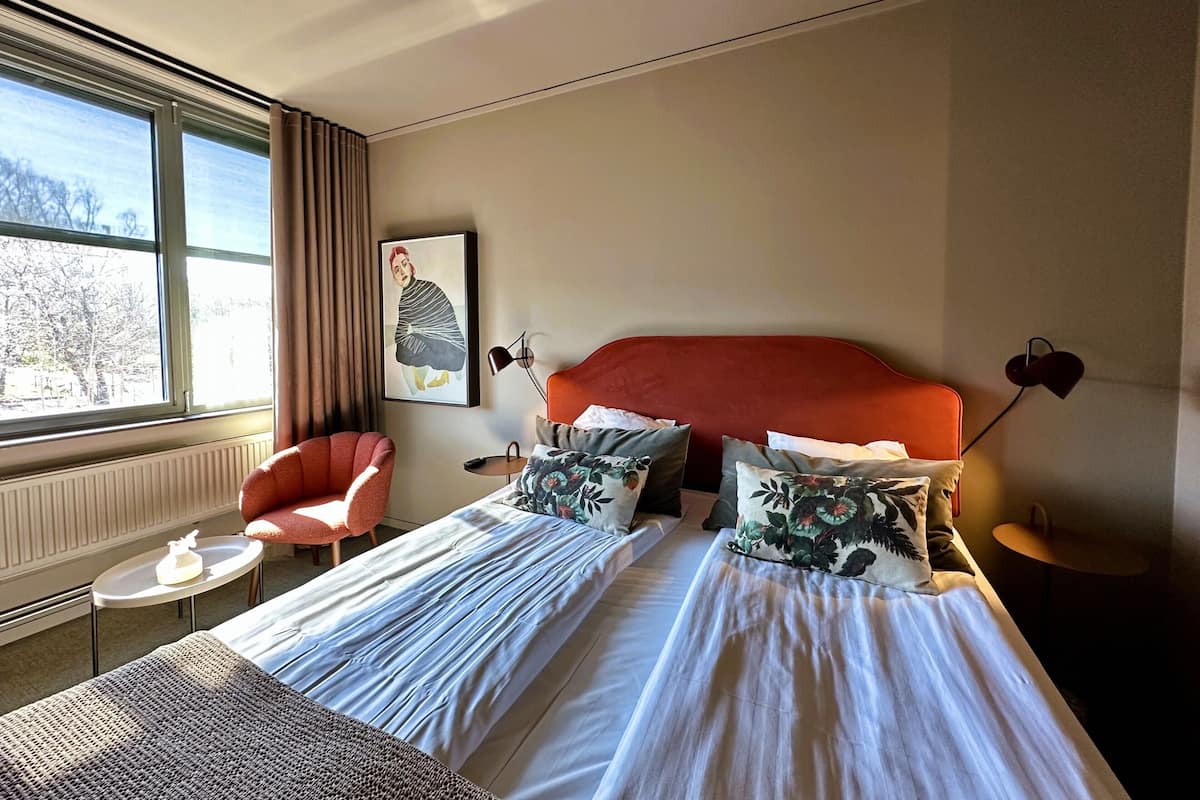 Escritorio y espacio para trabajar con laptop