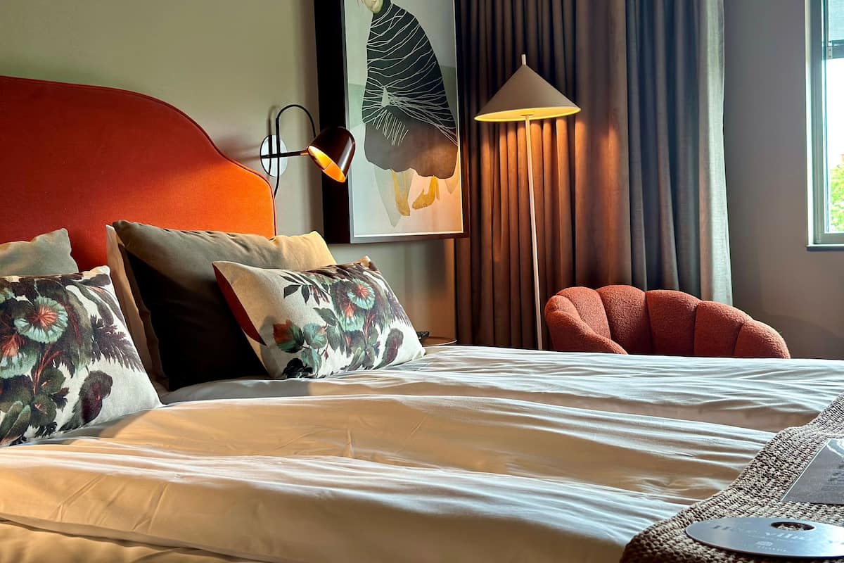 Skrivebord, skrivebord for bærbar PC og strykejern/-brett