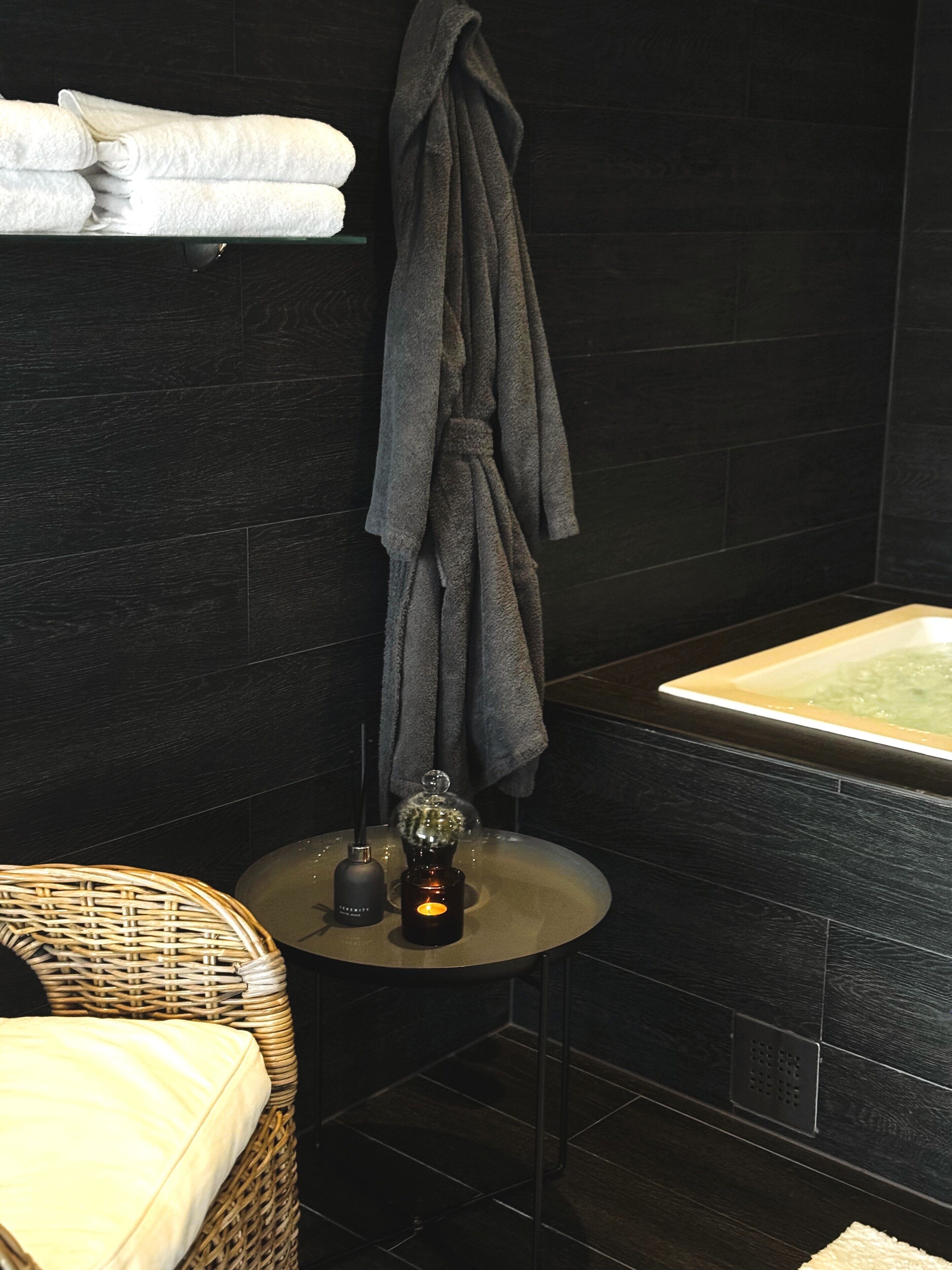 Suite | Skrivebord, arbejdsområde til bærbare computere, strygejern/strygebræt