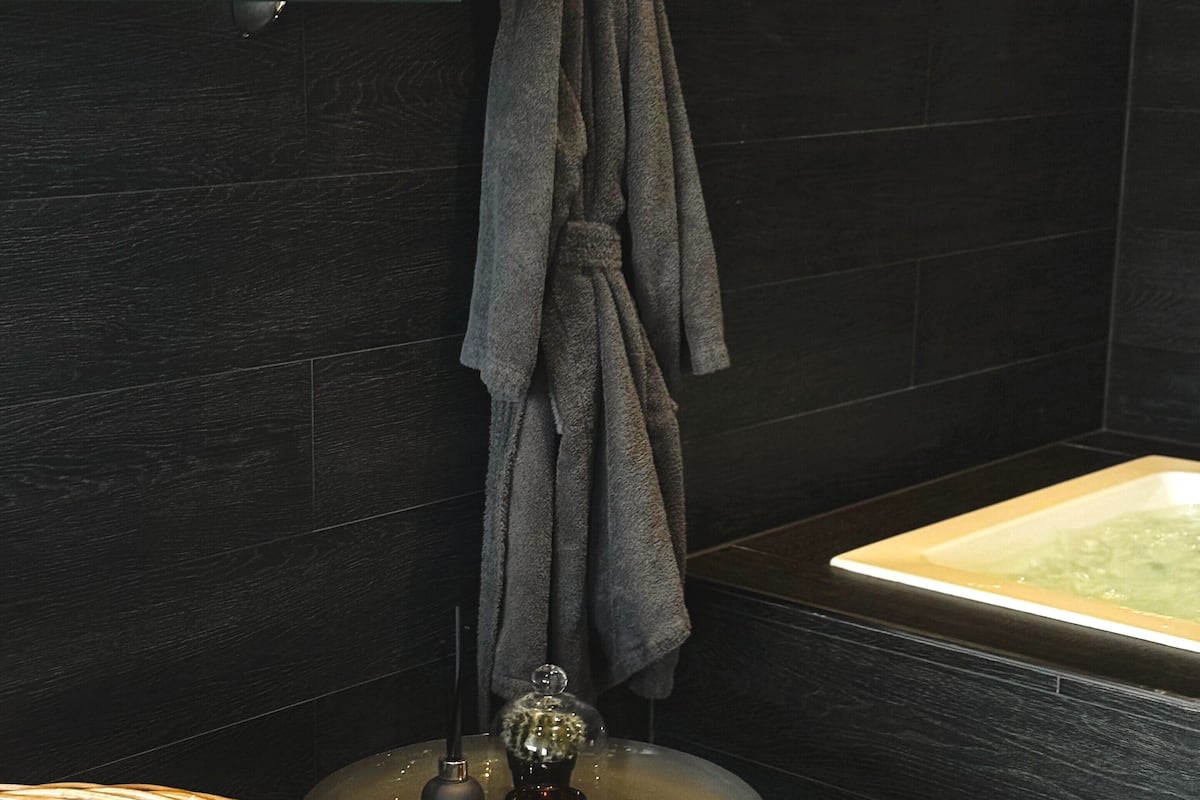 Suite | Desk, laptop workspace, iron/ironing board, free WiFi