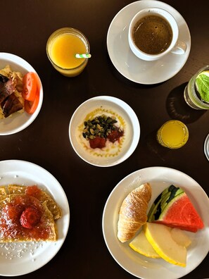 Free daily buffet breakfast 
