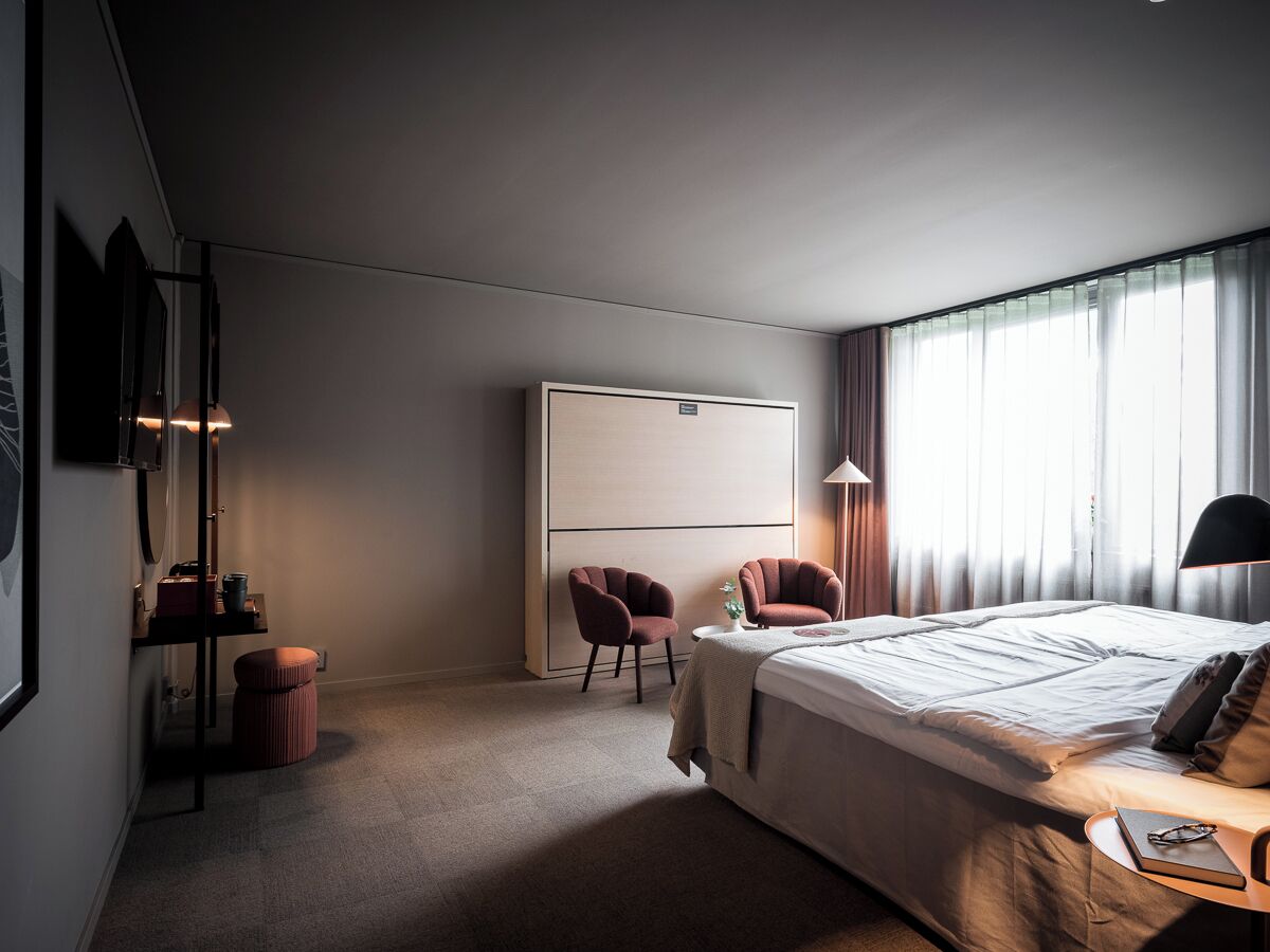 Escritorio y espacio para trabajar con laptop 