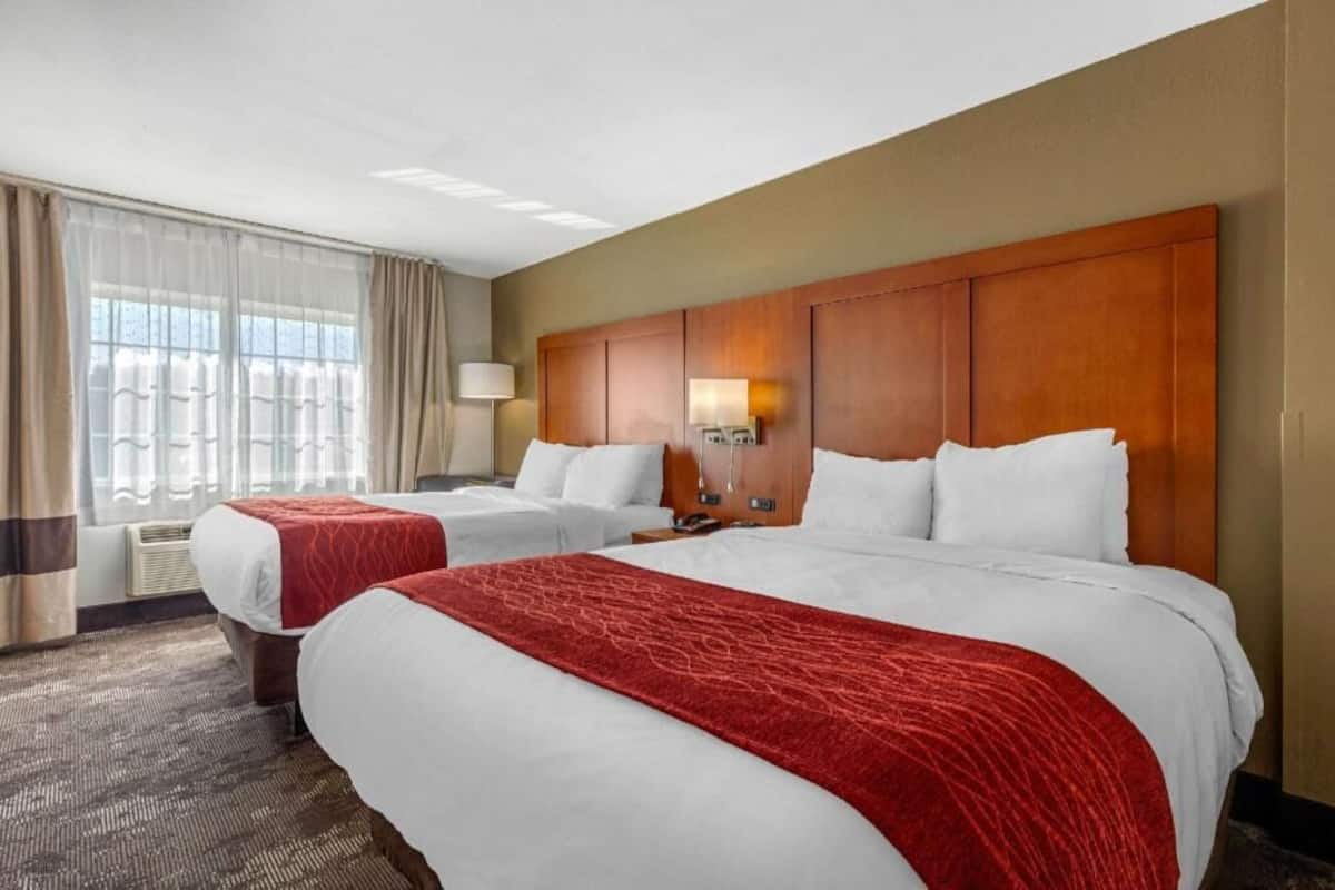 In-room safe, desk, laptop workspace, soundproofing
