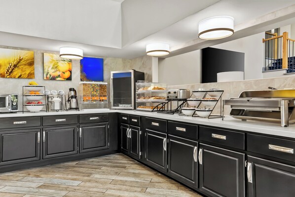 朝食 (コンチネンタル ブレックファスト)、毎日提供 (無料)