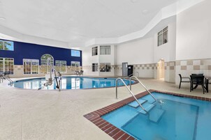 Una piscina techada, sillones reclinables de piscina