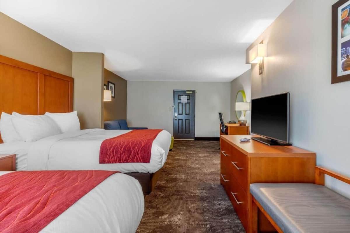 In-room safe, desk, laptop workspace, soundproofing