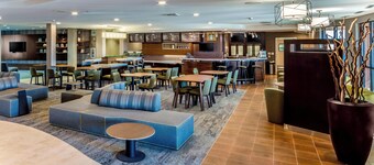 คอร์ทยาร์ด โรสวิลล์ แกลเลอเรียมอลล์/ครีกไซด์ริดจ์ ไดรฟ์