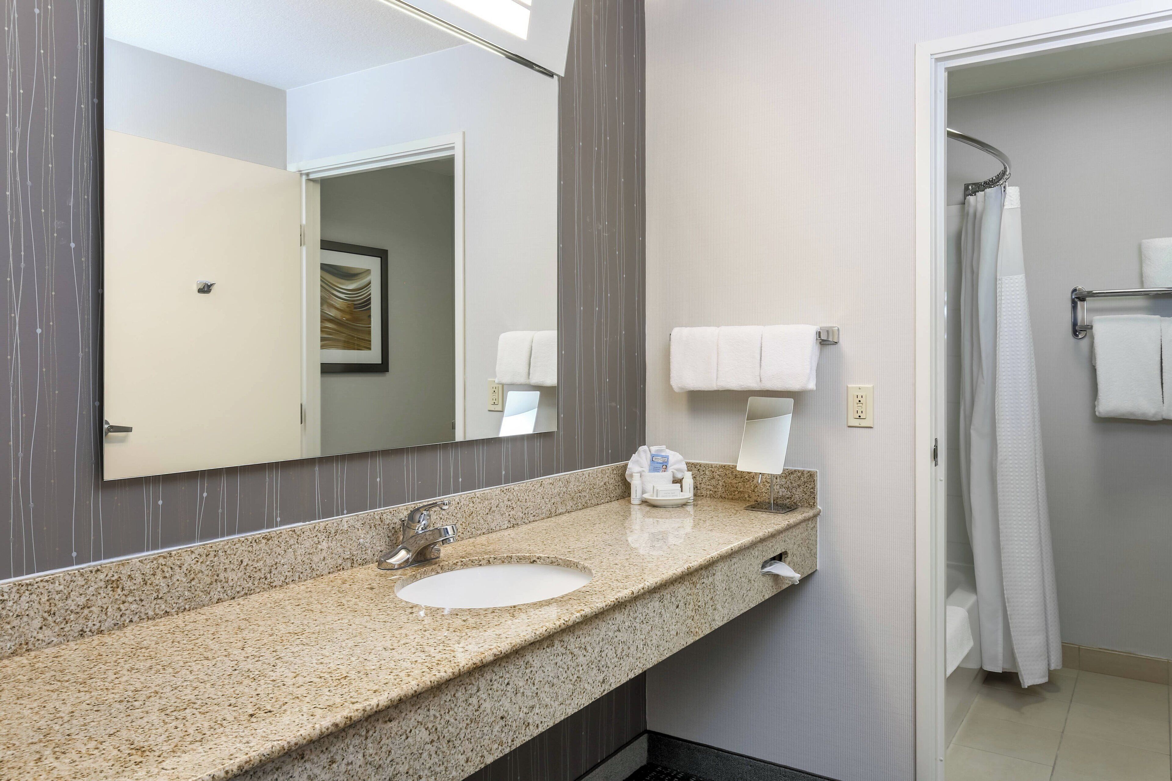 suite, 1 bedroom | bathroom | combined shower/bathtub, free toiletries, hair dryer, towels