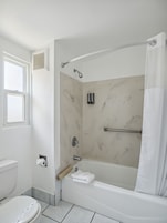 Bañera con ducha, artículos de tocador gratuitos, secador de pelo