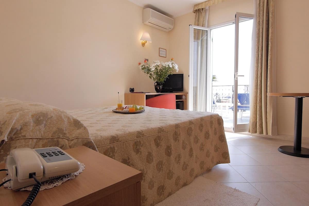 Quarto casal superior, sacada | 1 quarto, edredons de pluma, frigobar, cofres nos quartos
