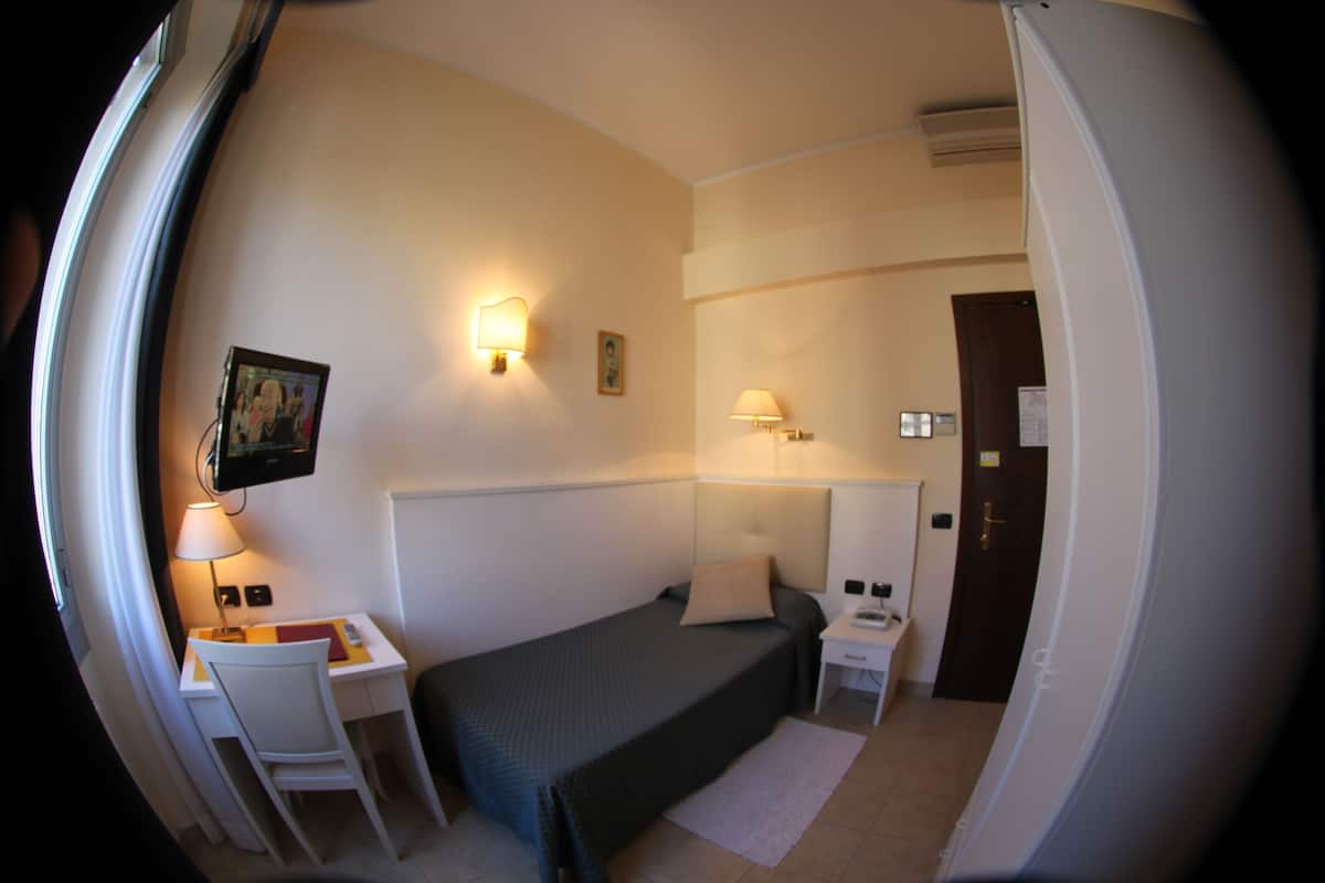 Quarto solteiro standard | 1 quarto, edredons de pluma, frigobar, cofres nos quartos