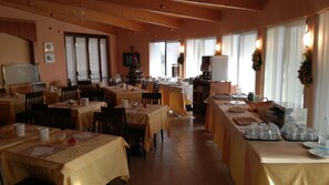 Breakfast area - Hotel Lo Scoiattolo (Massino Visconti)