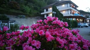 Front of property – evening/night - Hotel Lo Scoiattolo (Massino Visconti)
