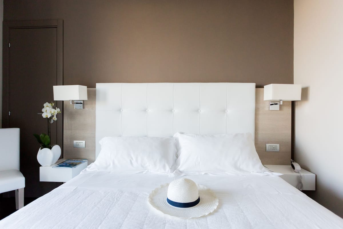 Luxe beddengoed, een minibar, een kluis op de kamer, een bureau