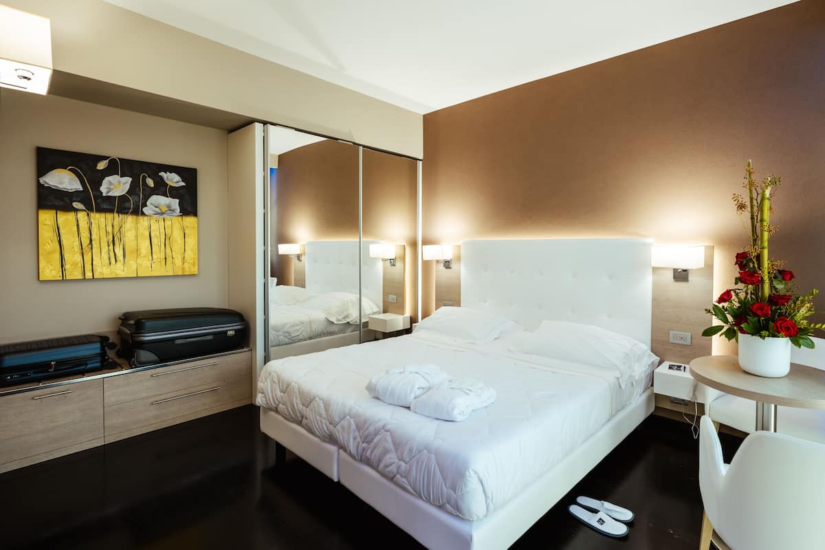 Junior suite | Luxe beddengoed, een minibar, een kluis op de kamer, een bureau