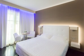 小型套房 | 高档床上用品、迷你吧、客房内保险箱、办公桌