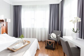 Habitación superior con 1 cama matrimonial o 2 individuales | Ropa de cama de alta calidad y minibar