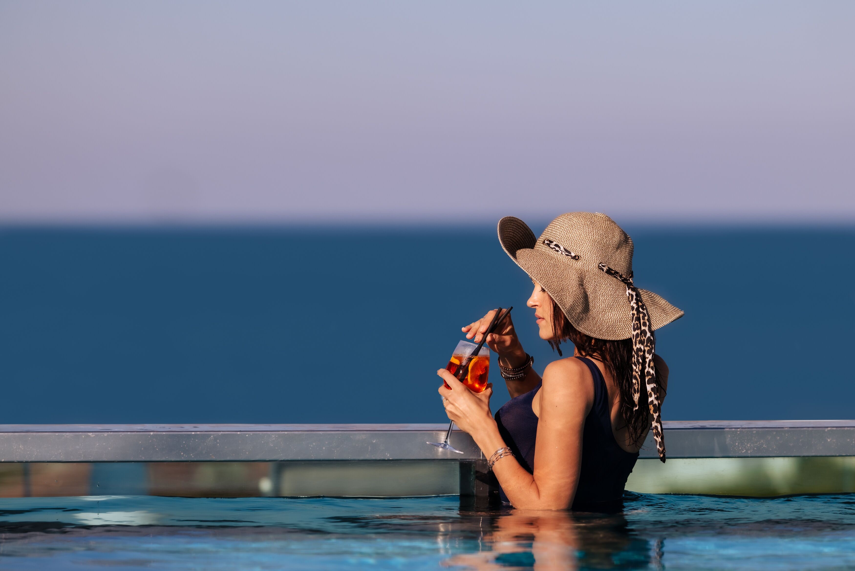 Piscine extérieure, parasols de plage, chaises longues