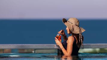 Kolam renang terbuka, payung kolam, kerusi lepak pantai