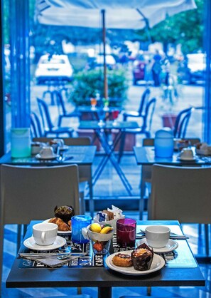 A café with tables set for dining, featuring a variety of pastries and drinks. - Hotel Rex (Lucca)