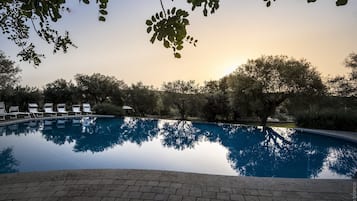 Piscina all'aperto, lettini