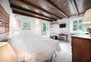 Deluxe Double Room | Minibar, in-room safe, desk, iron/ironing board - Hotel Masseria degli Ulivi (Noto)