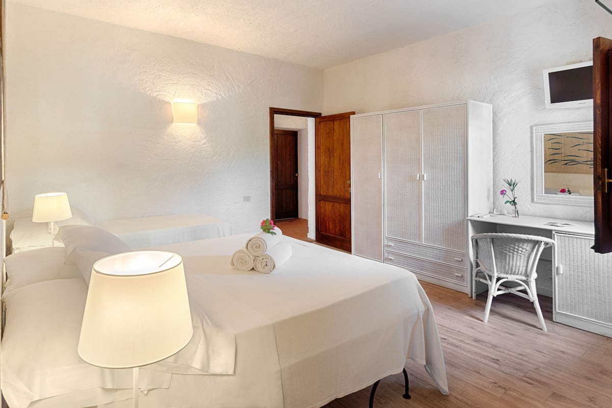 classic triple room | minibar, in-room safe, desk, free wifi