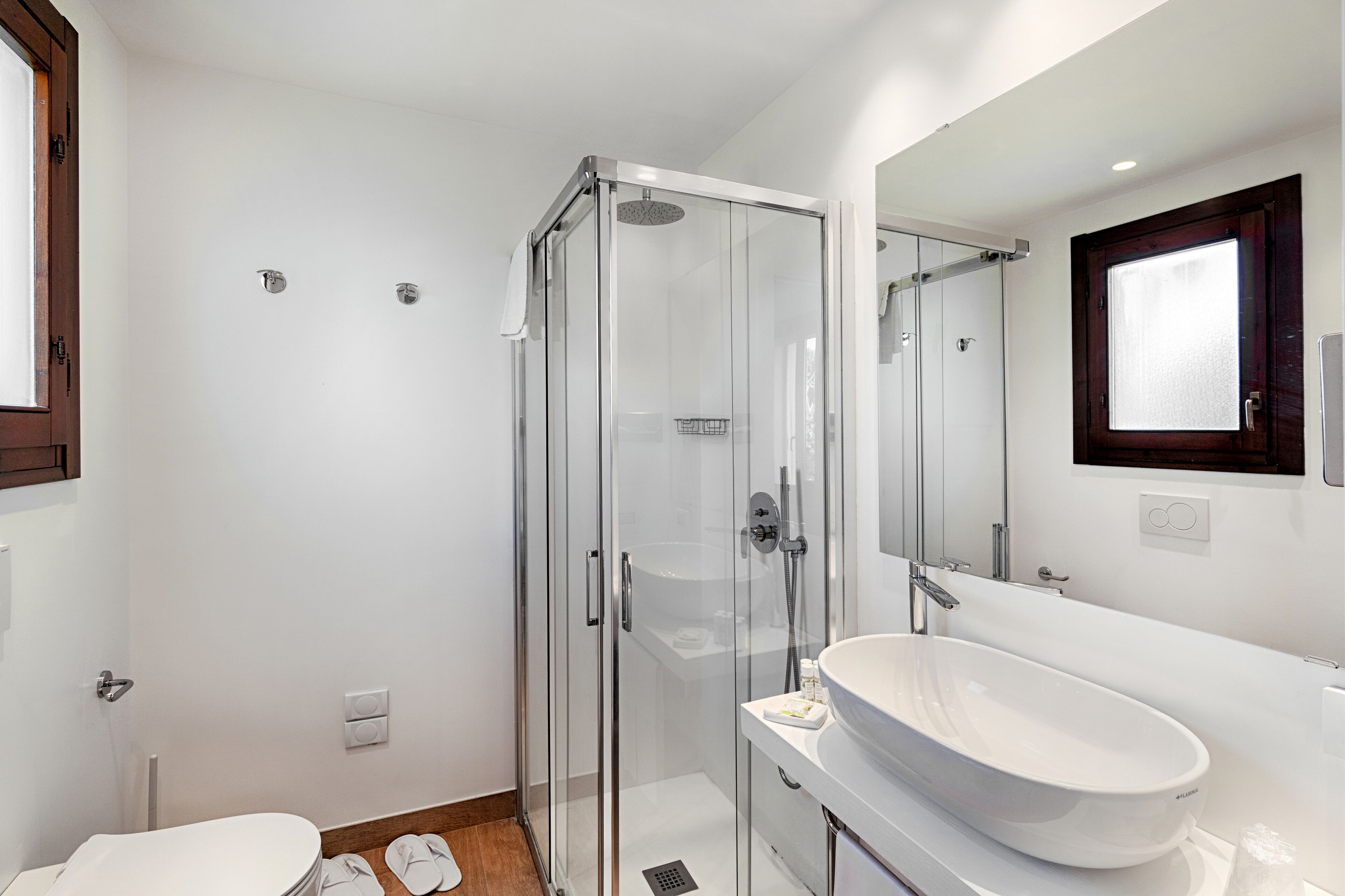 superior double room | bathroom | shower, hair dryer, bidet, towels