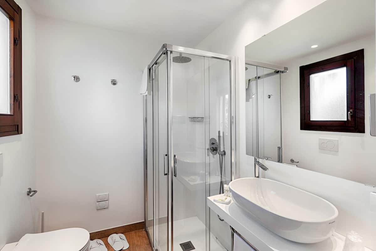 superior double room | bathroom | shower, hair dryer, bidet, towels