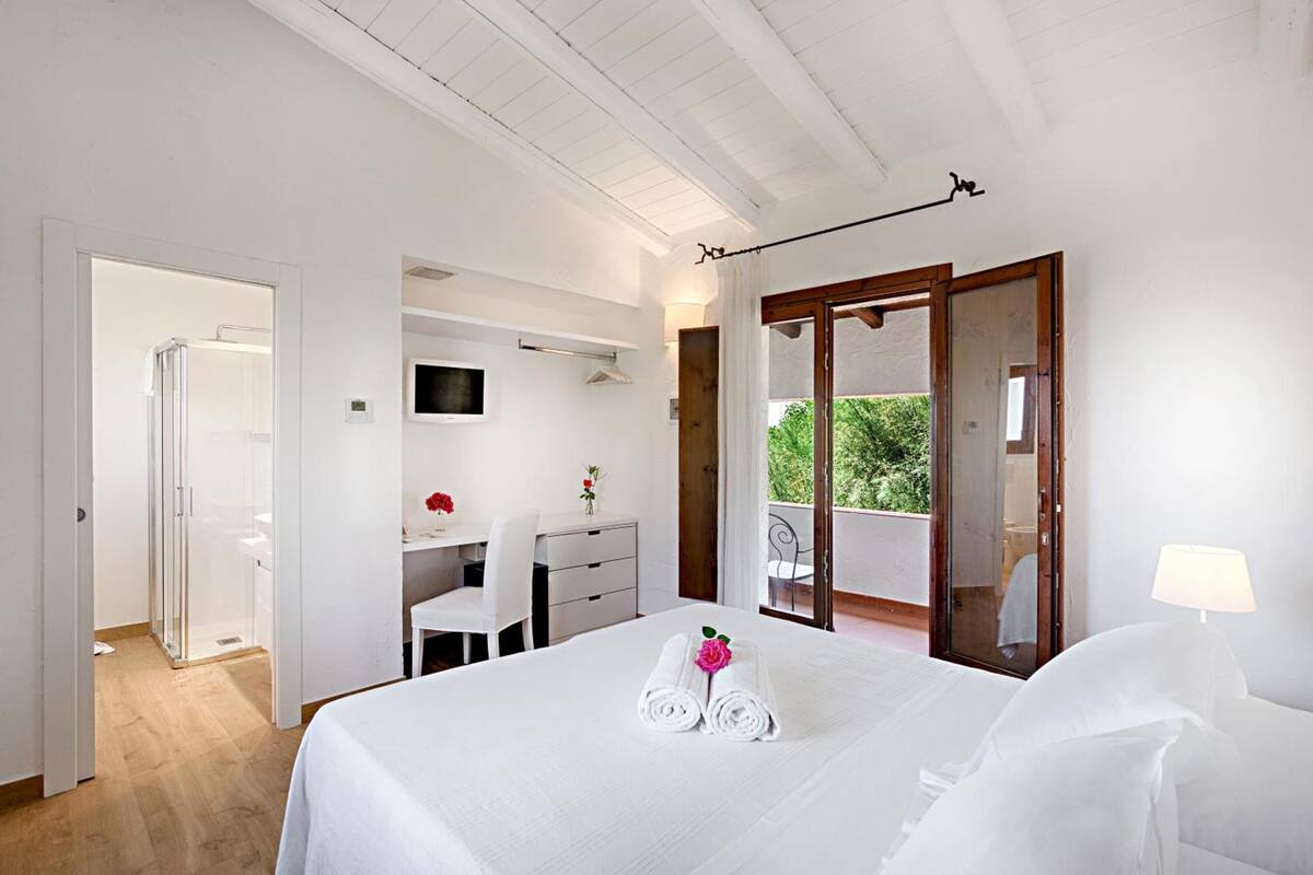 minibar, in-room safe, desk, free wifi