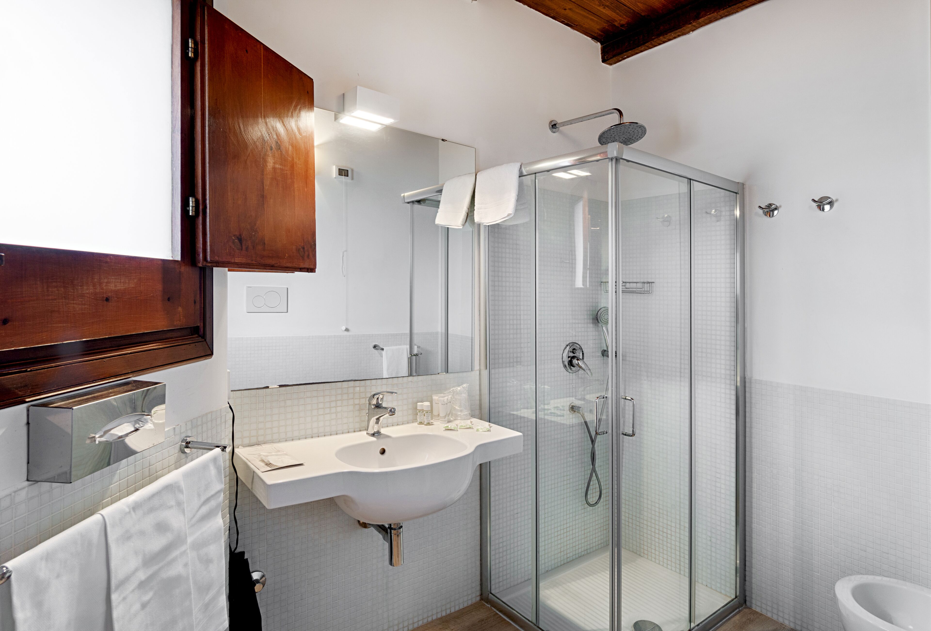 classic triple room | bathroom | shower, hair dryer, bidet, towels