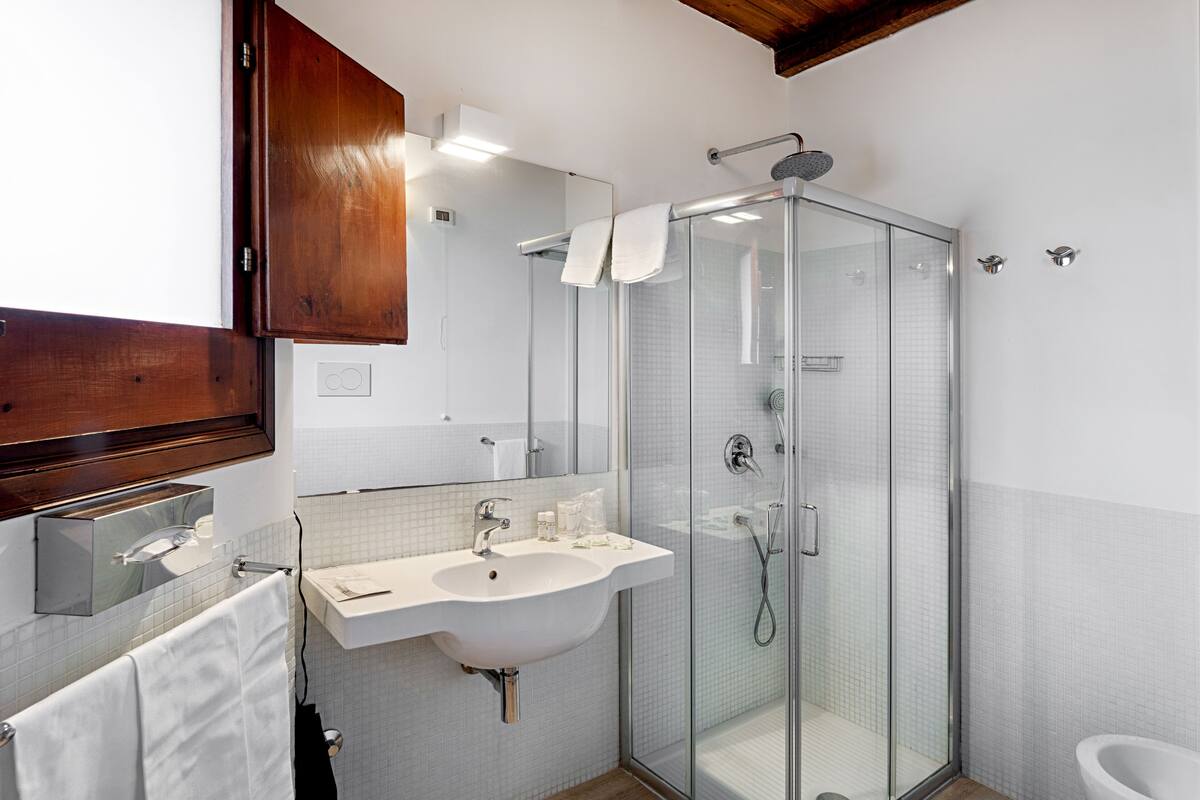 classic triple room | bathroom | shower, hair dryer, bidet, towels