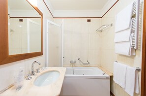 Douche, douche à « effet pluie », articles de toilette gratuits