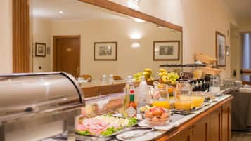 Desayuno buffet (EUR 10 por persona)
