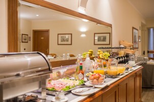 Colazione a buffet, servita tutte le mattine (10 EUR a persona) 