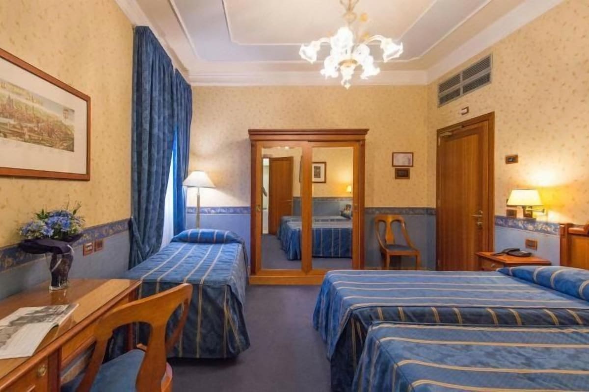 Dundyner, minibar, safe på rommet og skrivebord