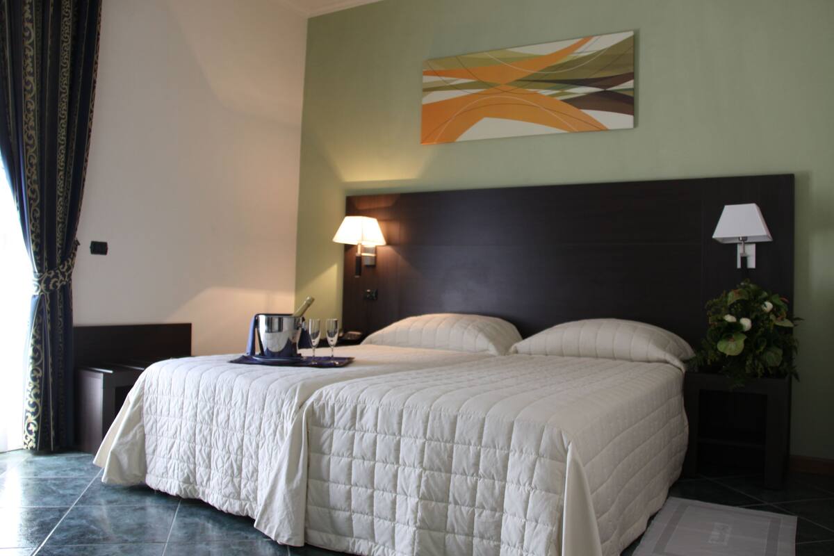 Minibar, in-room safe, desk, iron/ironing board