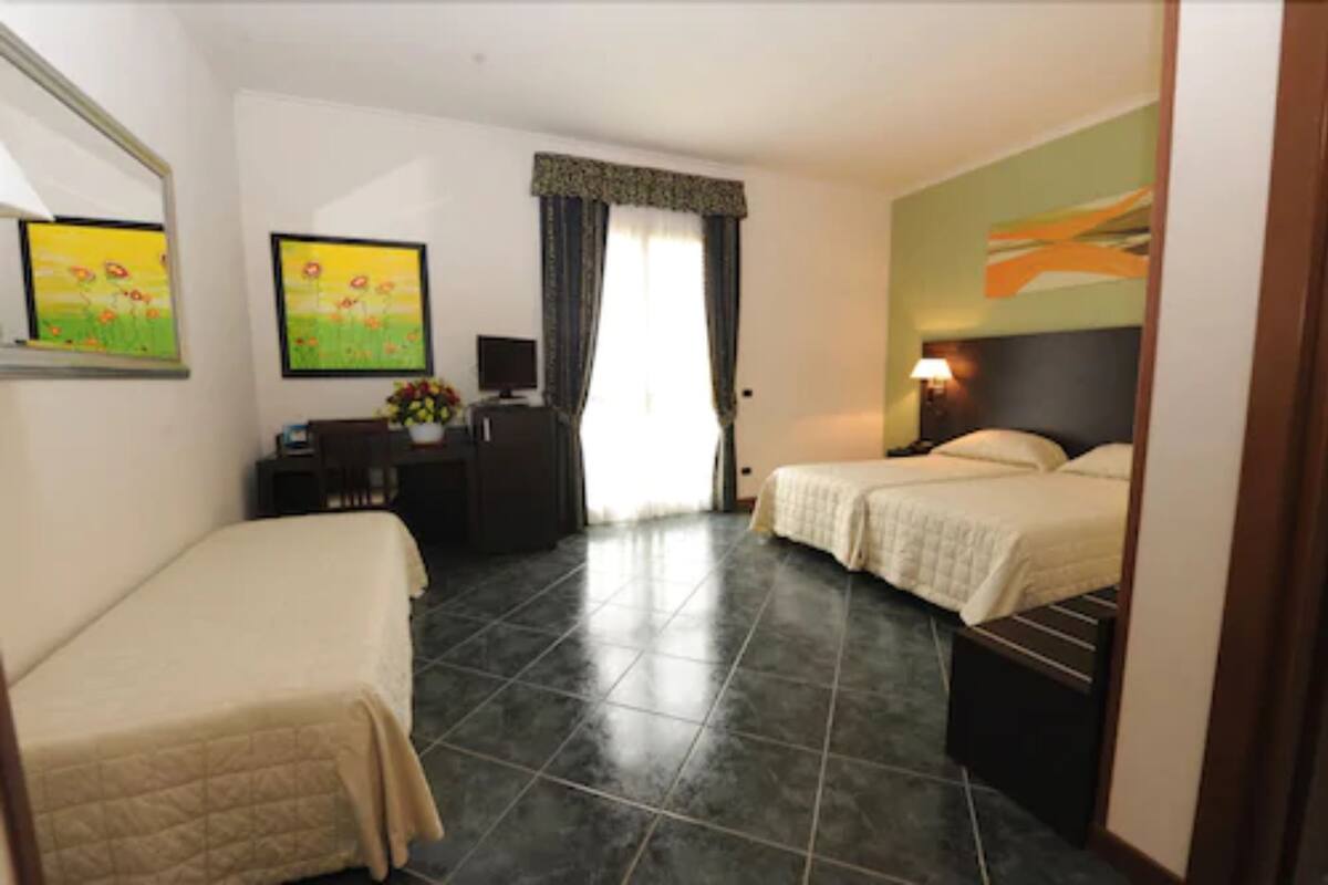 Minibar, in-room safe, desk, iron/ironing board