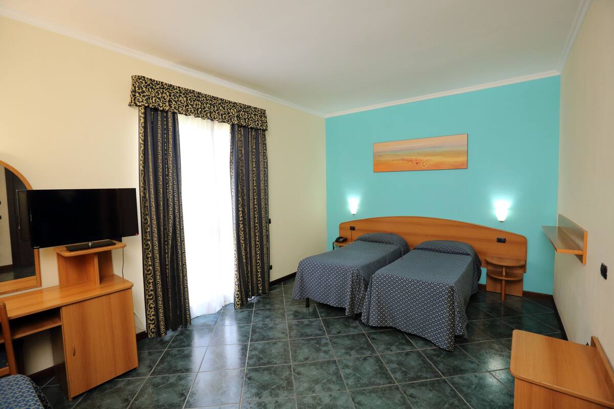 Minibar, in-room safe, desk, iron/ironing board