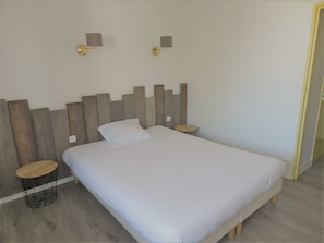 Superior Double Room | Desk, free WiFi - Hotel Les Provinciales (Arpajon-sur-Cere)