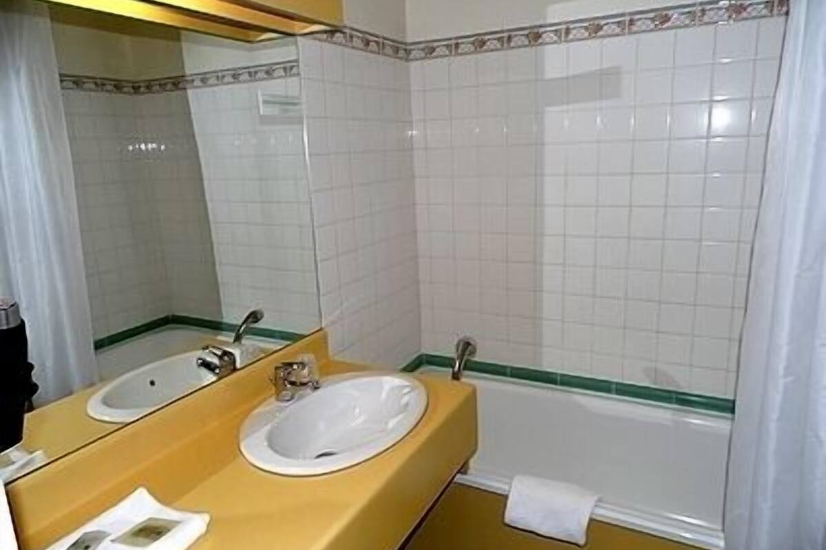 superior double room | bathroom | bathtub, free toiletries, hair dryer, towels