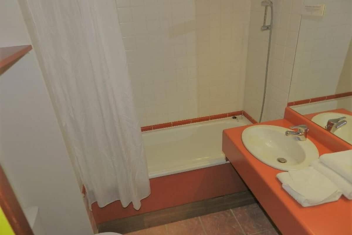 bathtub, free toiletries, hair dryer, towels