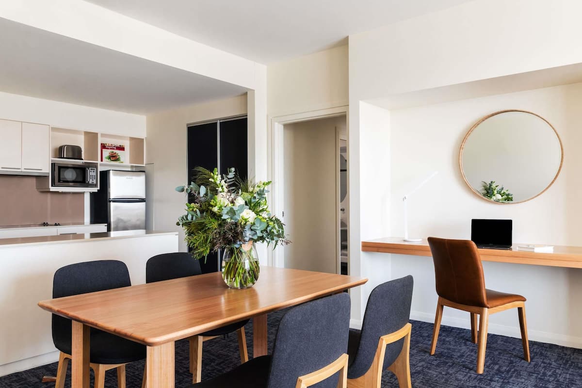 Sengetøy av topp kvalitet, minibar og safe på rommet