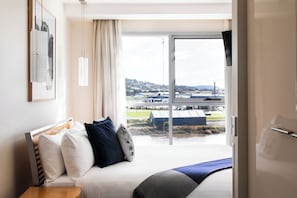 Premium bedding, minibar, in-room safe, individually furnished - Peppers Seaport Launceston (Launceston)