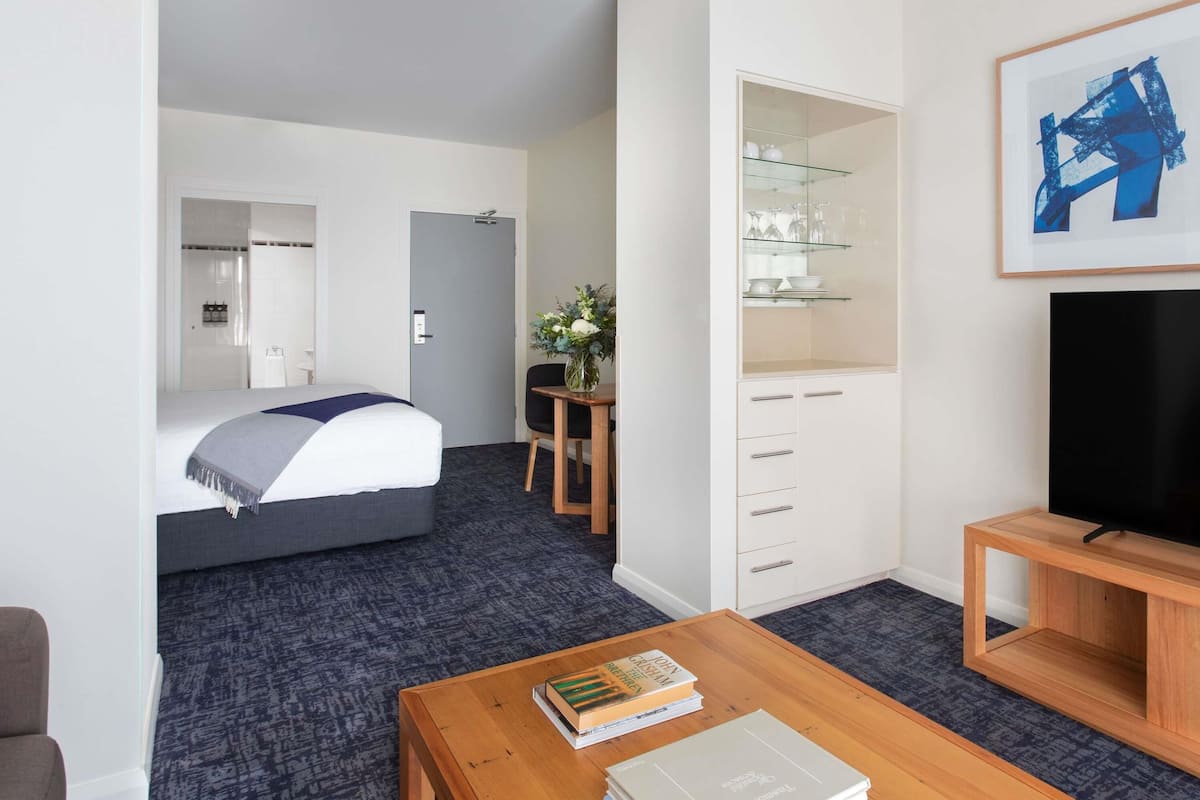 2 bedrooms, premium bedding, minibar, in-room safe