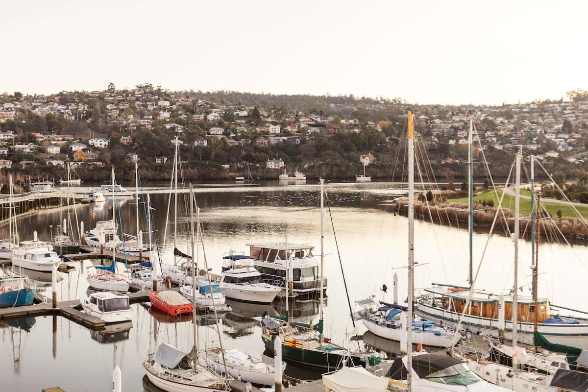 Suite luxueuse, 1 lit double, vue sur la marina | 2 chambres, literie de qualité, minibar, coffre-fort