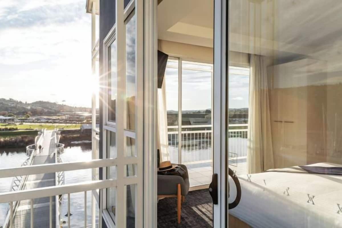 2 bedrooms, premium bedding, minibar, in-room safe