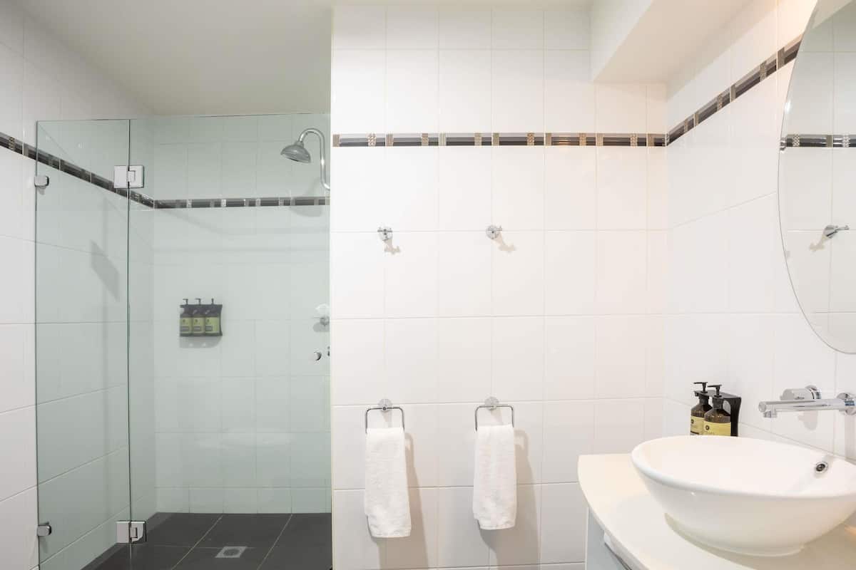 2 bedrooms, premium bedding, minibar, in-room safe