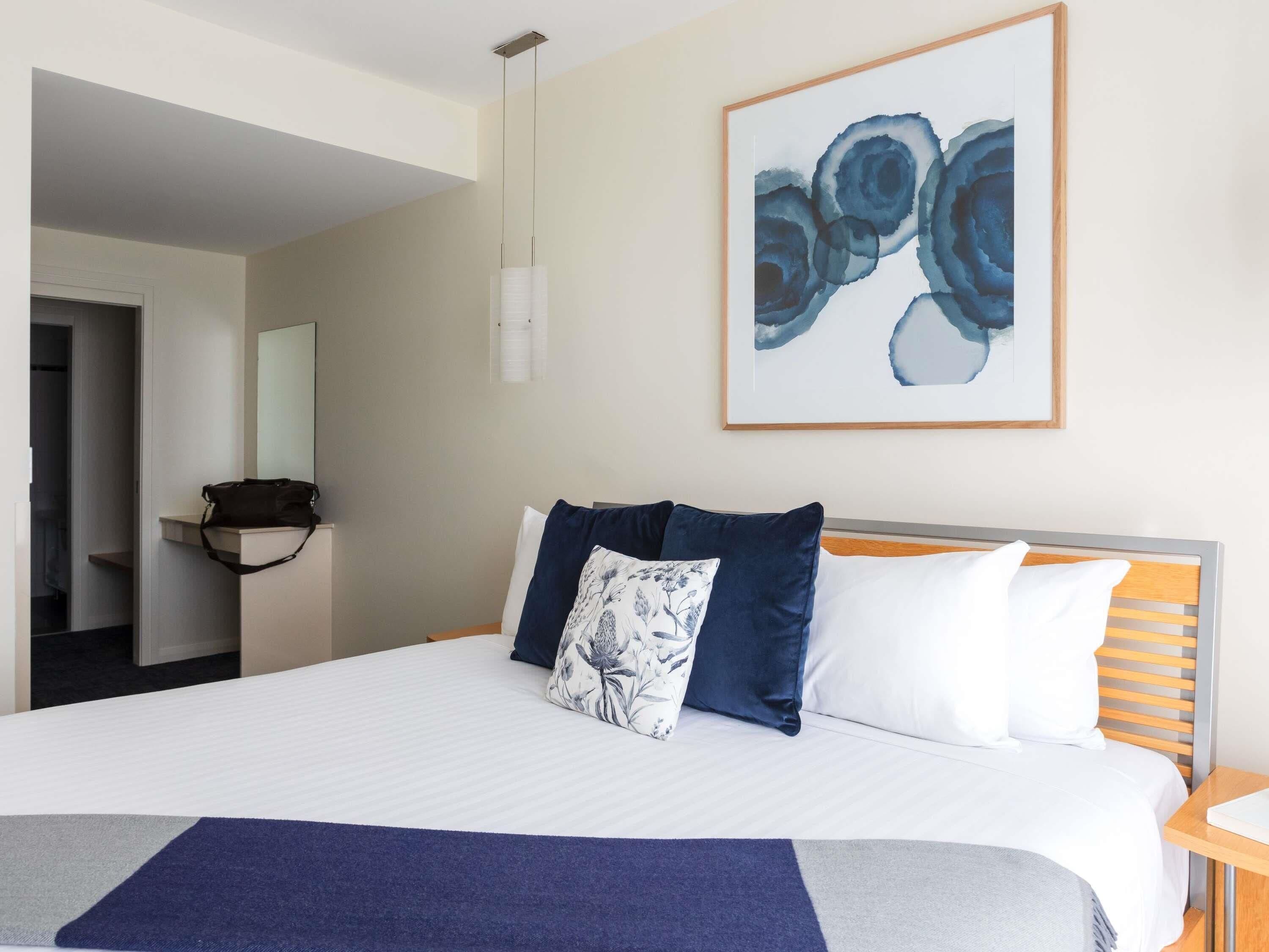 Sengetøy av topp kvalitet, minibar og safe på rommet