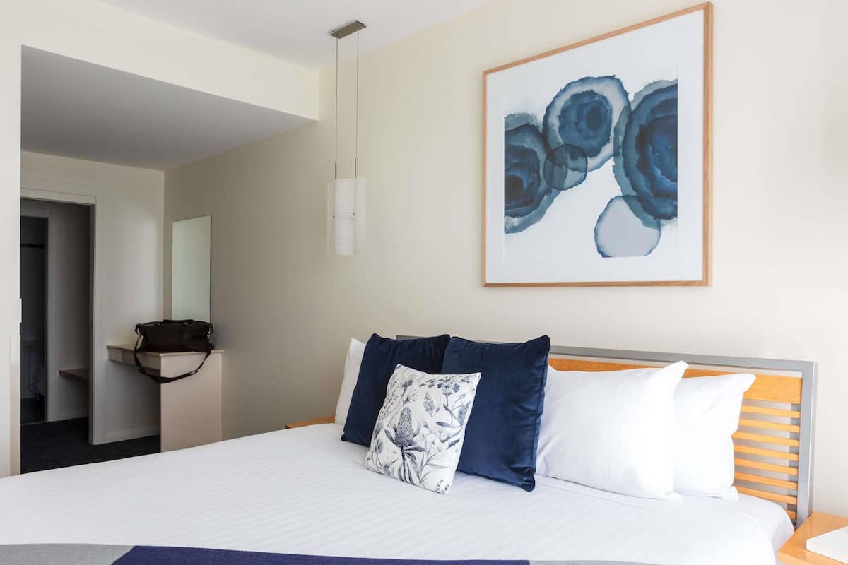 Sengetøy av topp kvalitet, minibar og safe på rommet